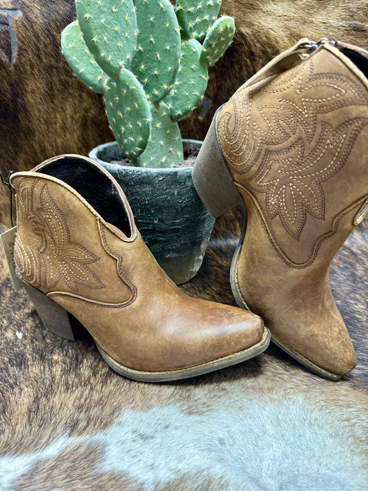 Ariat Wmns Layla Distressed Boot