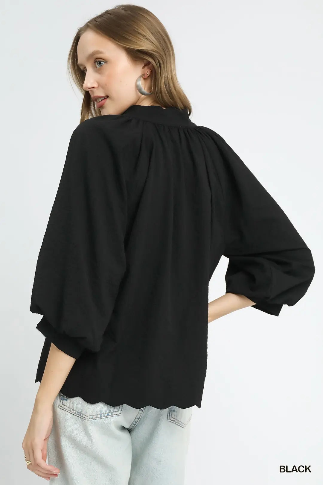 V NECK BLACK SCALLOPED TOP
