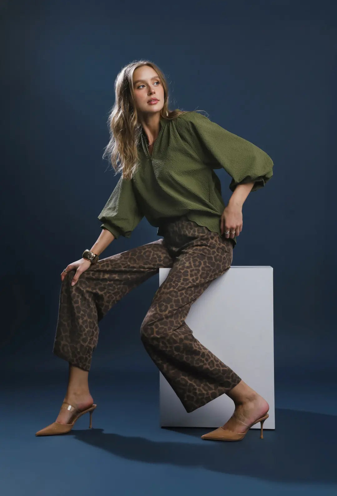 V NECK OLIVE SCALLOPED TOP