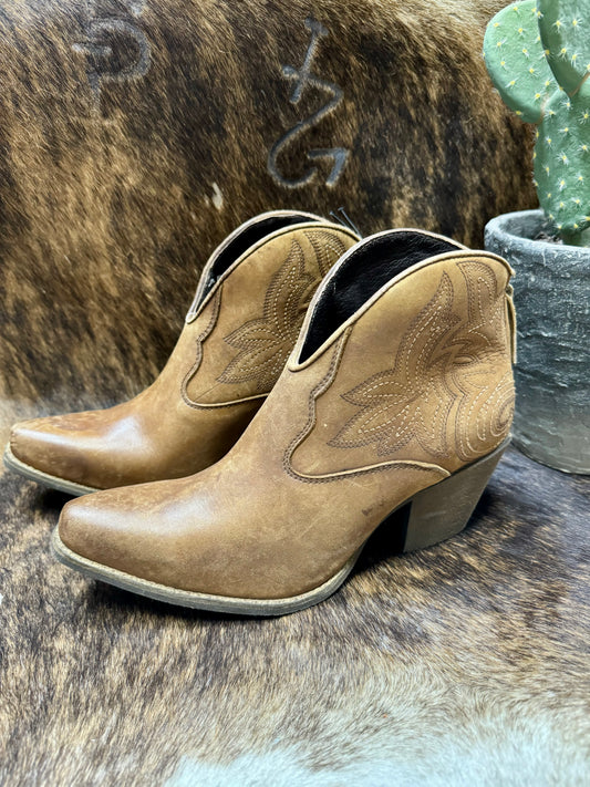 Ariat Wmns Layla Distressed Boot