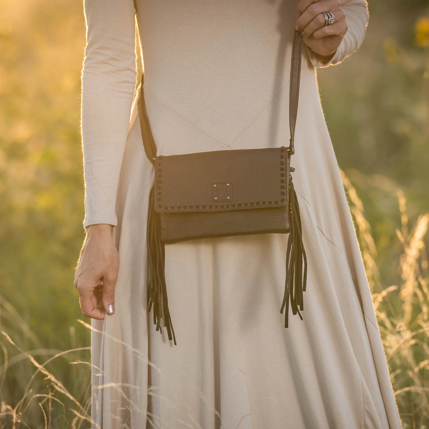 STS INDIE BLK HARPER WALLET CROSSBODY