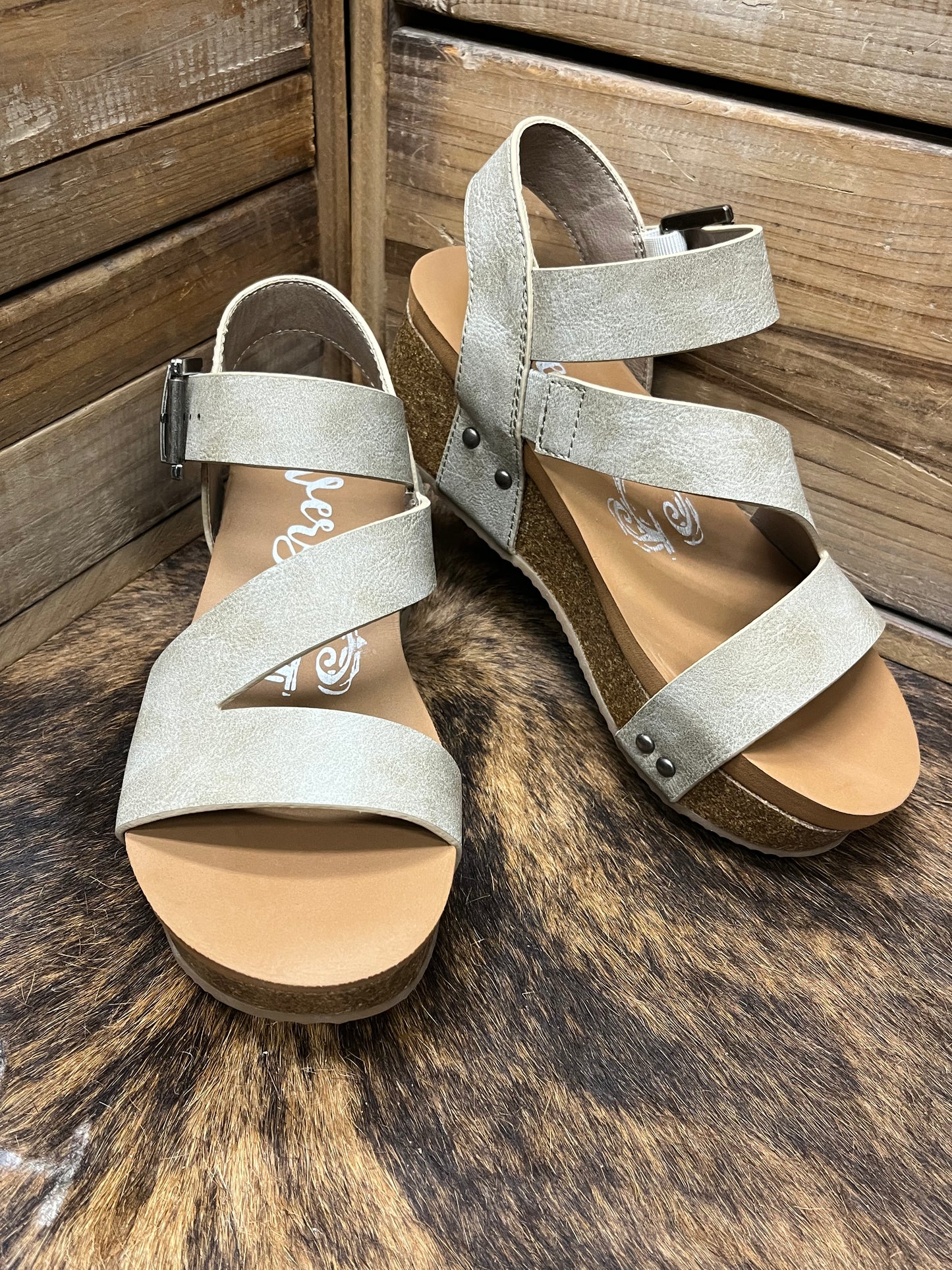 Very G Shayne Cream Wedge