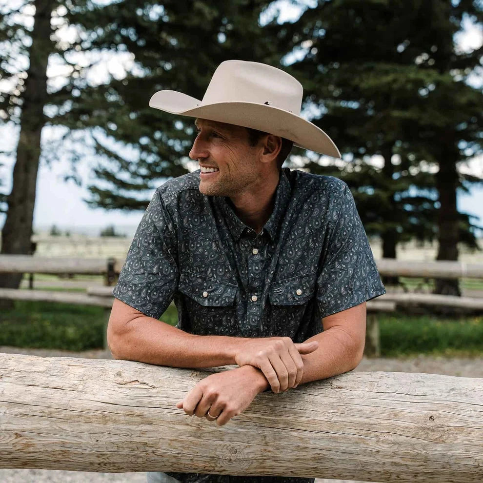 PERFORMANCE WESTERN SHIRT PAISLEY SPURS