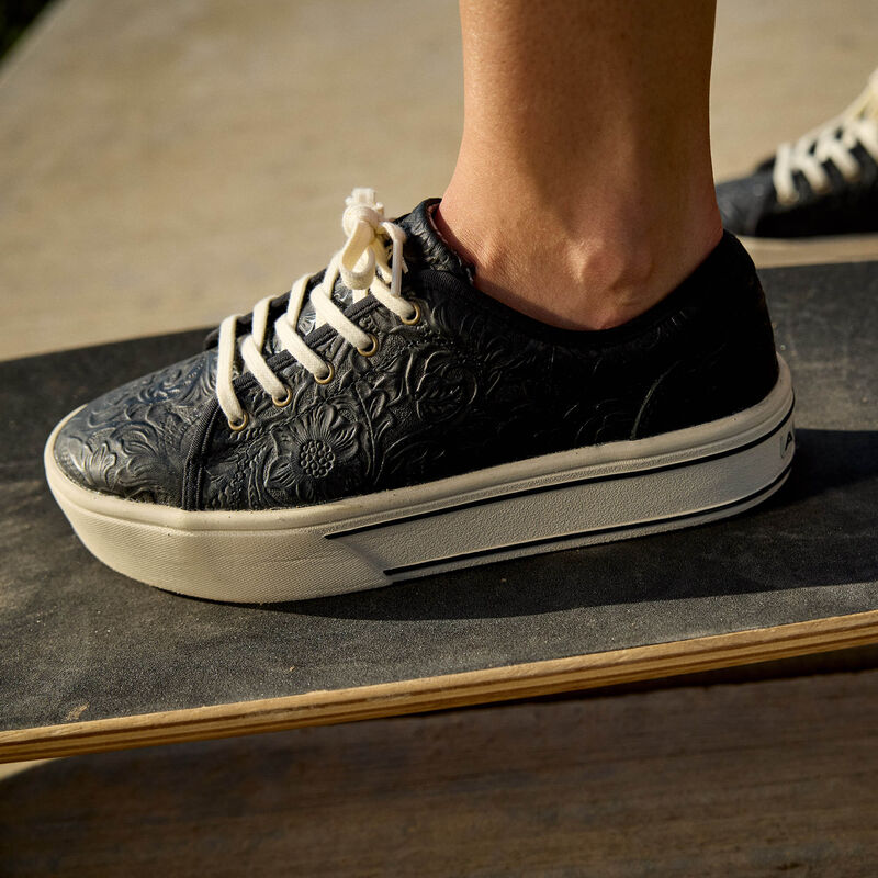 WM SKYLAR BLK EMB SHOE