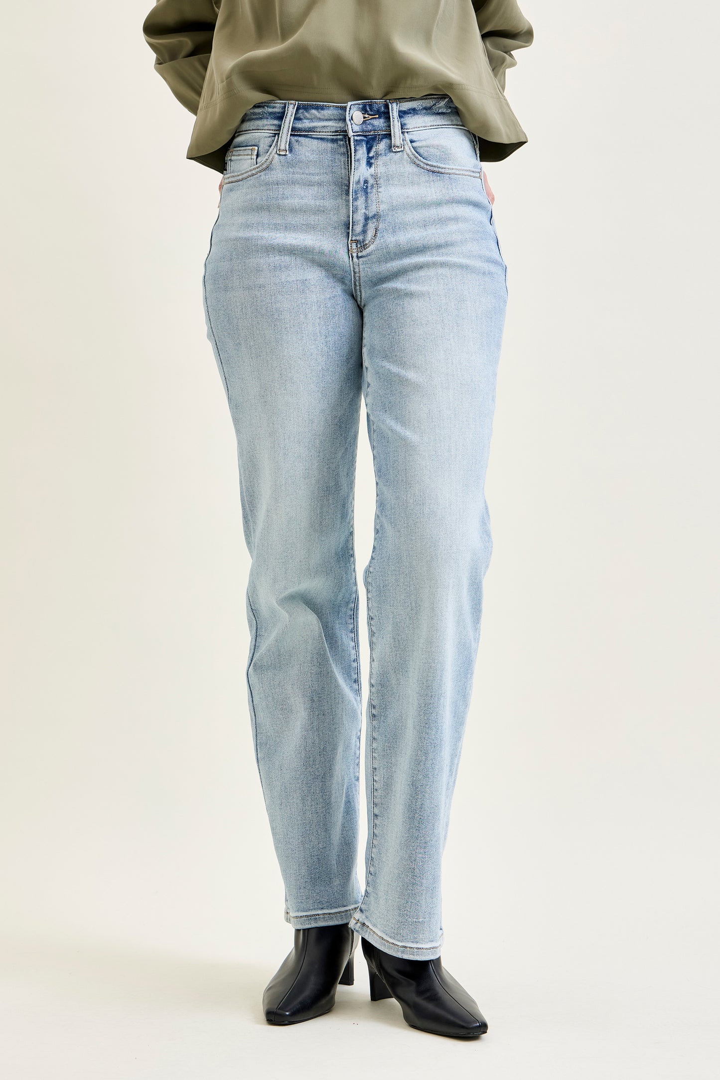 HW LIGHT WASH STRAIGHT LEG JEAN
