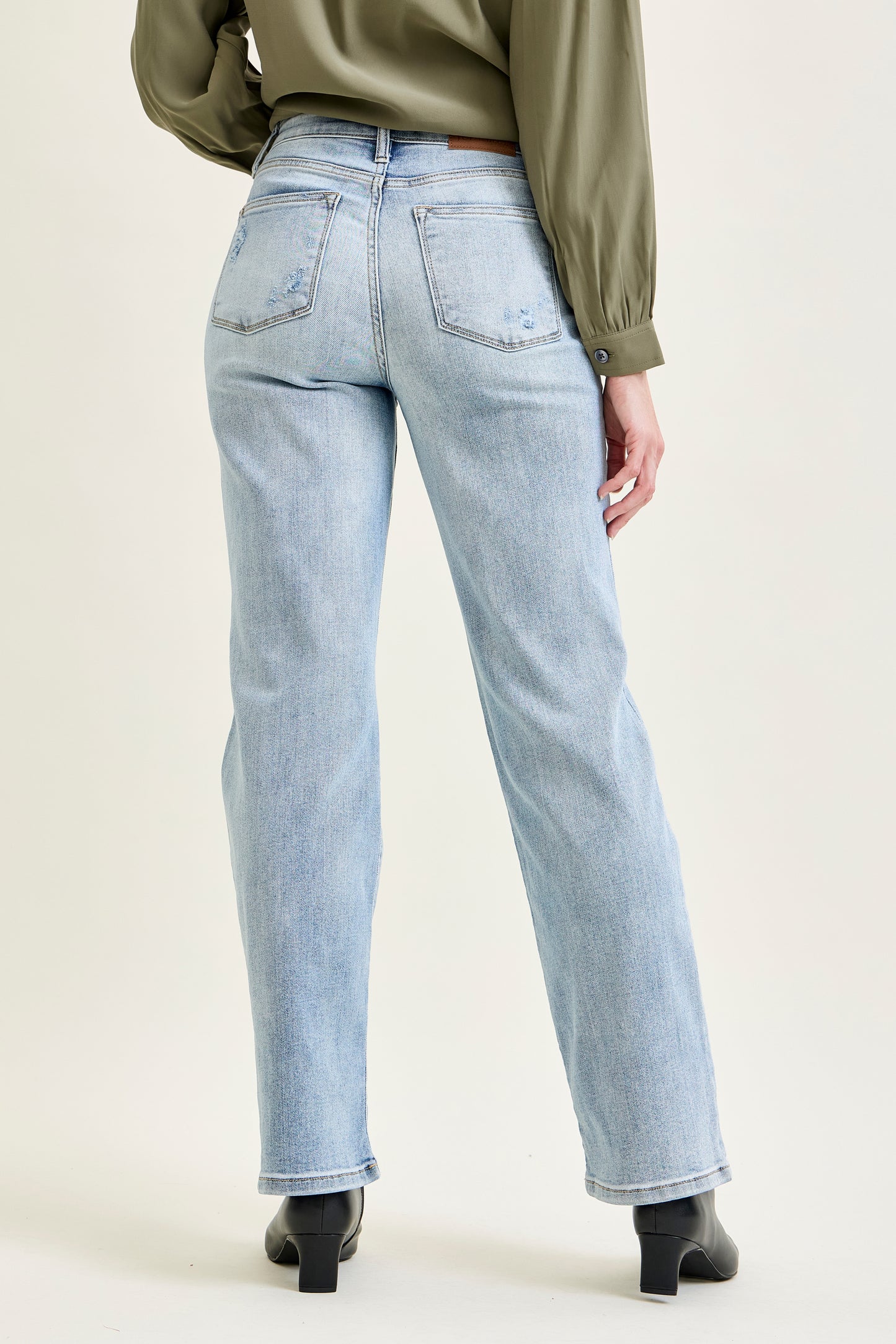HW LIGHT WASH STRAIGHT LEG JEAN