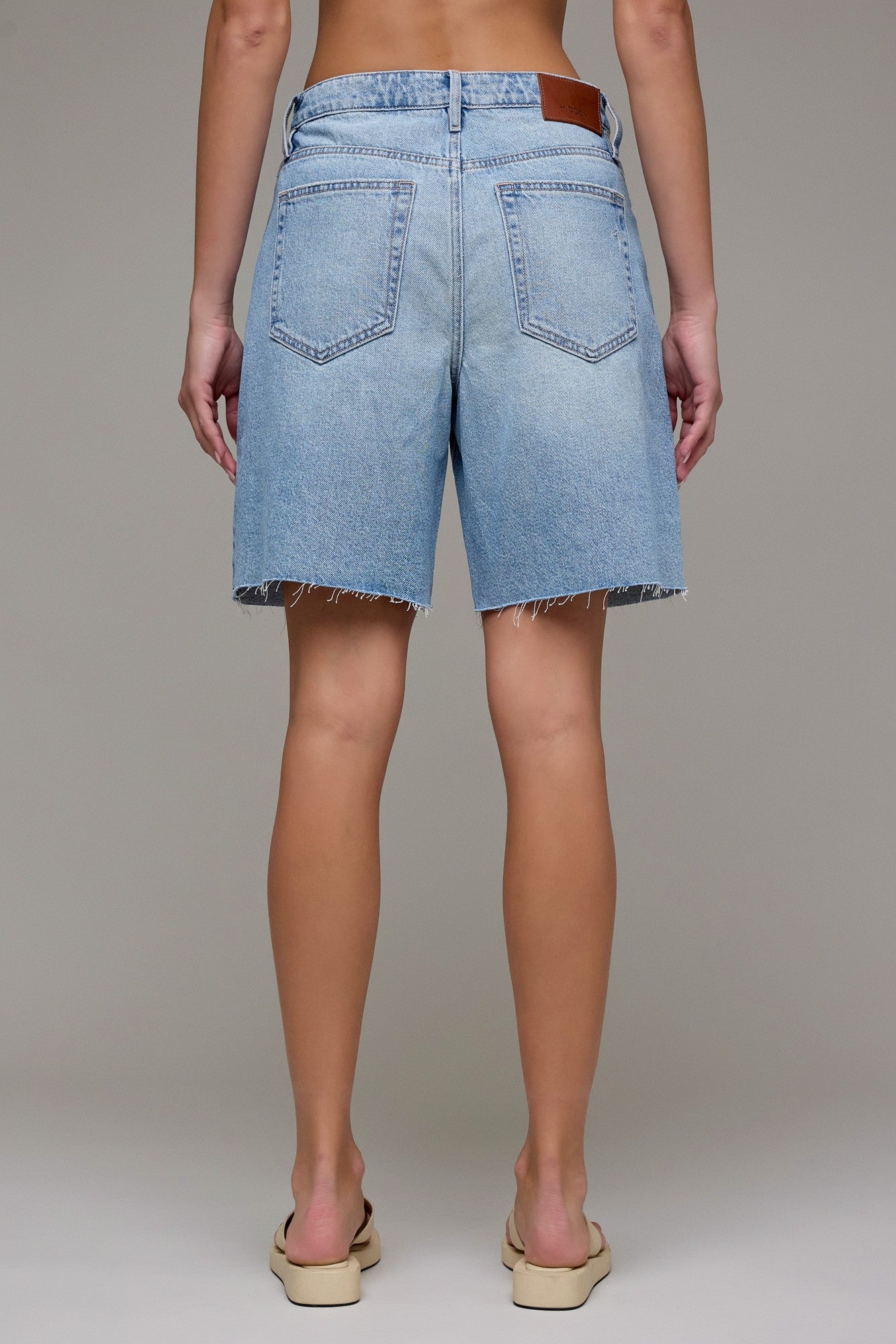 BAGGY 8' INSEAM MED WASH SHORT