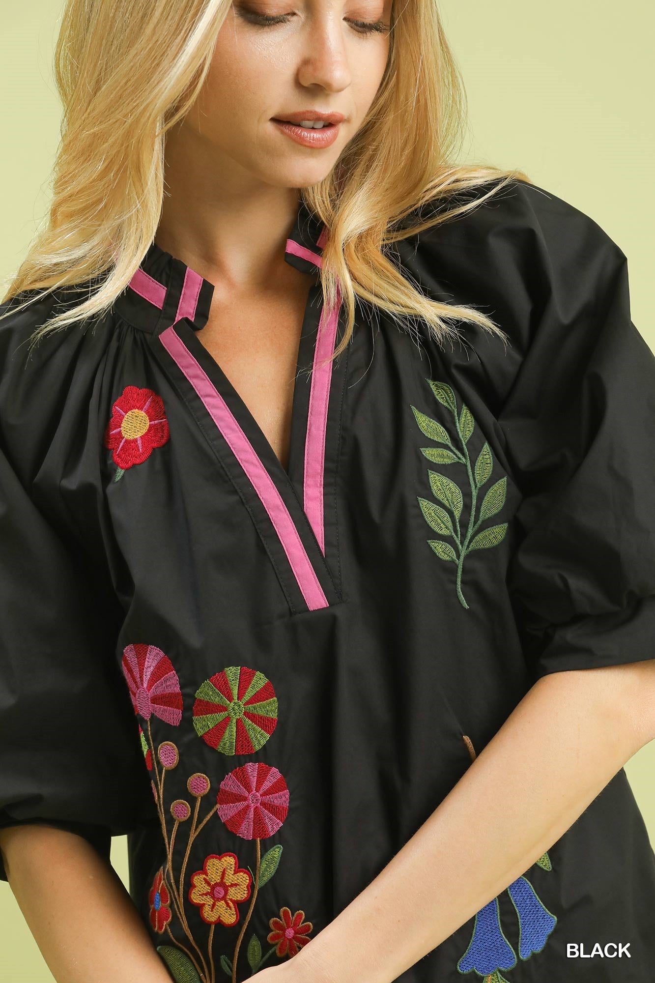 EMB FLORAL VNECK BLACK TOP
