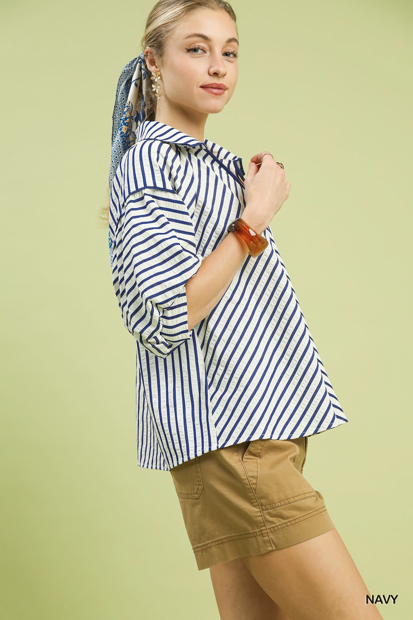 CHEVRON COLLARED NAVY TOP