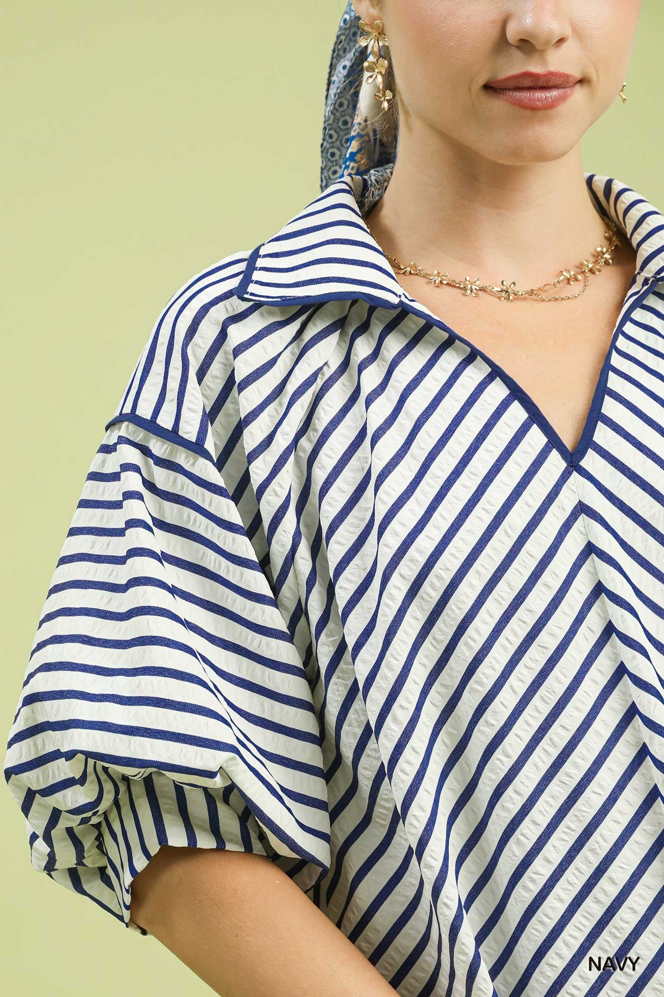 CHEVRON COLLARED NAVY TOP