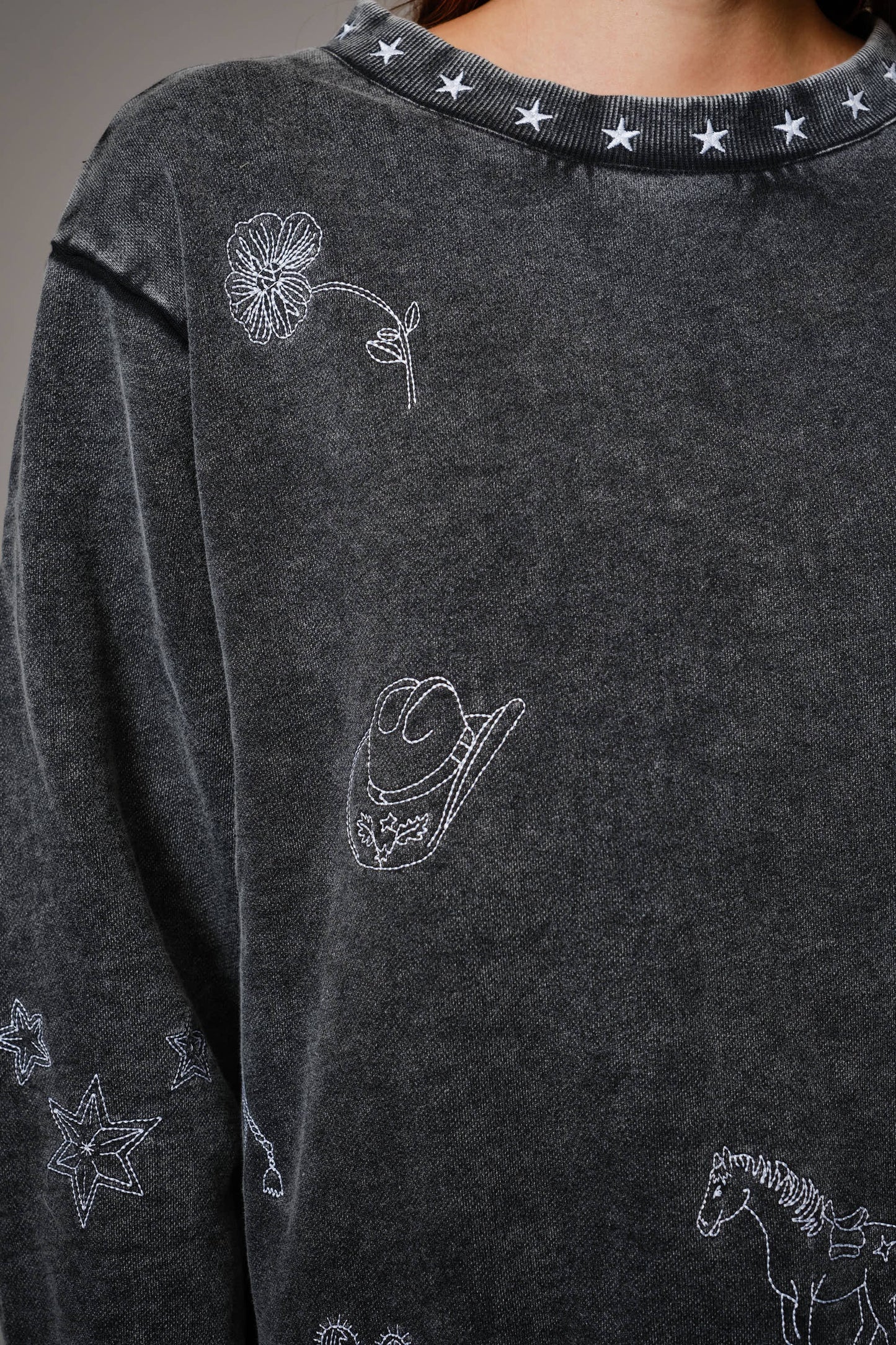 MINERAL WASH WESTERN EMB. SWEATER