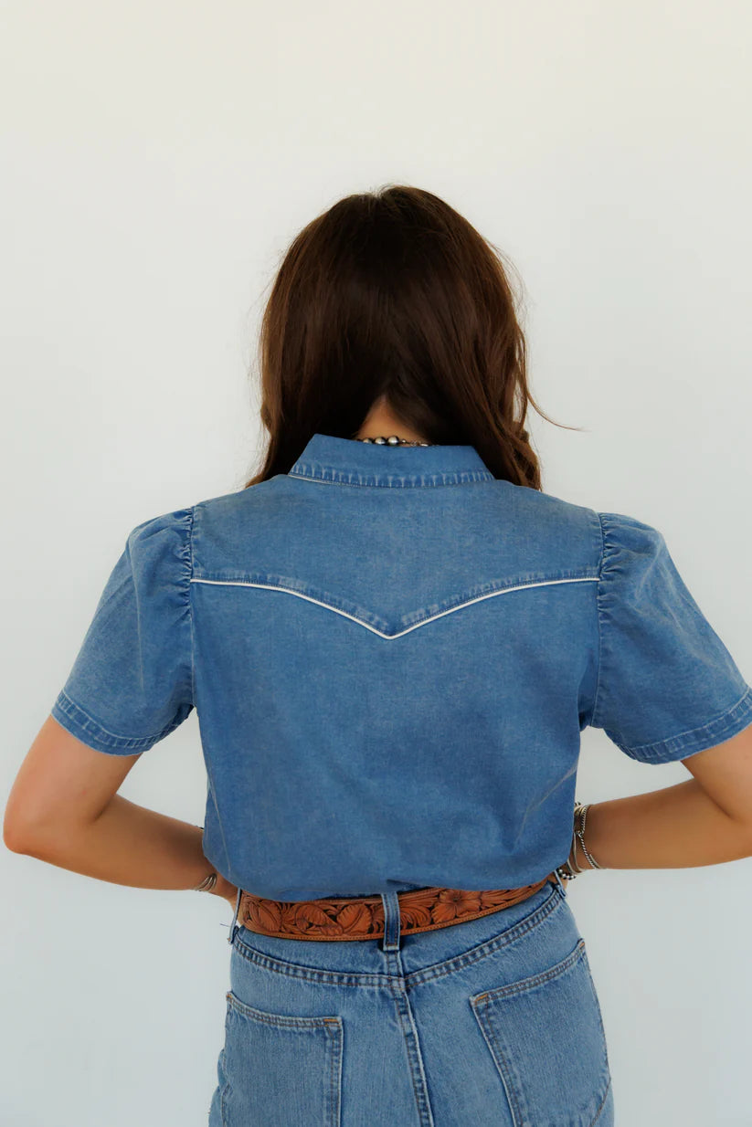DENIM PEARL SNAP SS TOP